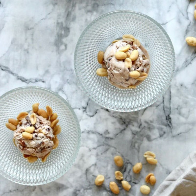 Πώς θα φτιάξεις σπιτικό παγωτό με γιαούρτι και 4 υλικά μόνο