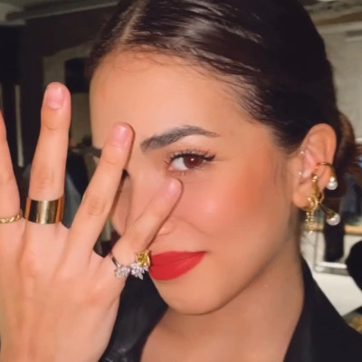 Τα χρυσά κοσμήματα είναι trend και η Αντιγόνη Νεοφύτου τα φοράει με τον πιο stylish τρόπο