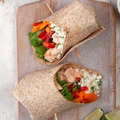 Άκης Πετρετζίκης: Wrap ολικής με σολομό και τυρί cottage