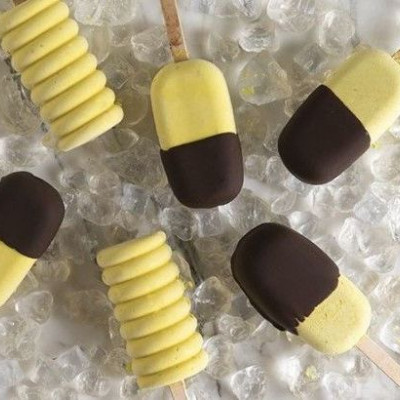 Άκης Πετρετζίκης: Παγωτό μπανάνα σε ξυλάκι