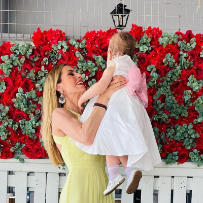 H Ντορέτα Παπαδημητρίου καμαρώνει δίπλα στους γιους της και χαρούμενη που βαφτίστηκε η ανηψιά της