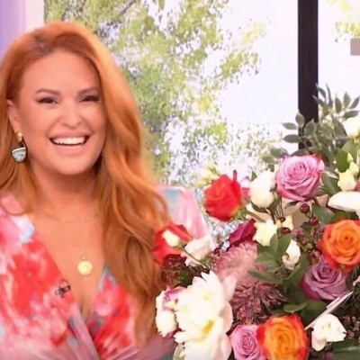 Εορταστικό το κλίμα στο Χαμογέλα και πάλι! Η ανθοδέσμη που δέχτηκε η Σίσσυ Χρηστίδου!