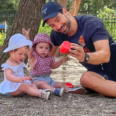 Σάκης Τανιμανίδης: Στο πάρκο με τις δίδυμες κόρες του – «Οι Κυριακές έχουν αλλάξει»