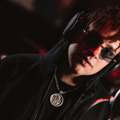 Για τον πολύπλευρο iLEEOo η ραπ, η τραπ και η κλασική μουσική πηγαίνουν μαζί