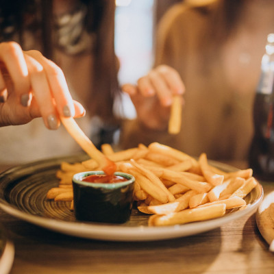 Καμία δεν έχει όρεξη για διατροφικές διαταραχές: 2 ειδικοί εξηγούν πώς να τις αντιμετωπίσεις