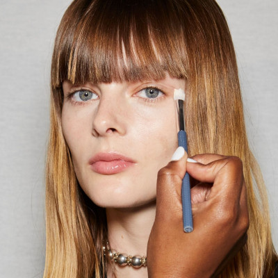 Εσύ ξέρεις πώς να απλώνεις σωστά στο πρόσωπό σου το highlighter;