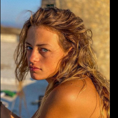 Γαία Μερκούρη:Το κορίτσι του Άγγελου Λάτσιου ποζάρει με μαγιό και «χαζέψαμε» με τα δίμετρα πόδια της