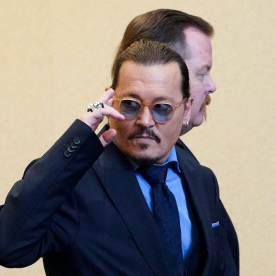 Δίκη Depp - Heard: Η συμβολική κίνηση έξω από το δικαστήριο ίσως προμηνύει την ετυμηγορία