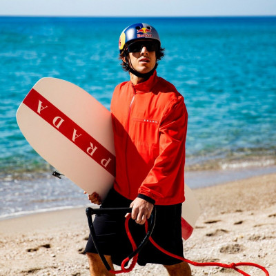 Water on the Moon: Το ονειρικό line του Νικόλα Πλυτά στο σεληνιακό τοπίο της Μήλου