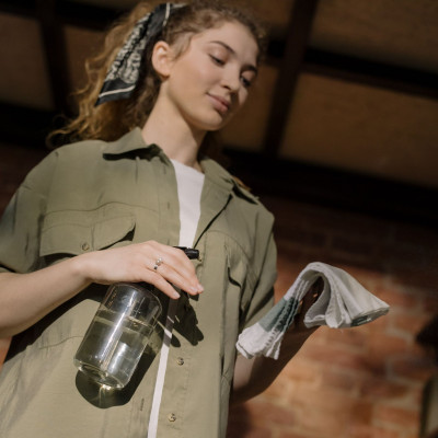 Σόδα, ξίδι και σαπούνι: Πώς θα φτιάξεις 3 φυσικά καθαριστικά για να λάμπει το μπάνιο