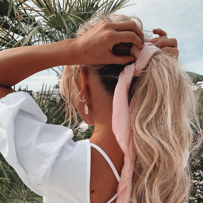 Μαντήλι στα μαλλιά: 5 τρόποι να το φορέσεις το καλοκαίρι και να γίνεις μια style queen