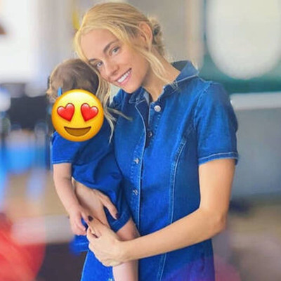 Δούκισσα Νομικού: Η Αναστασία ποζάρει φορώντας το κολιέ της μαμάς της