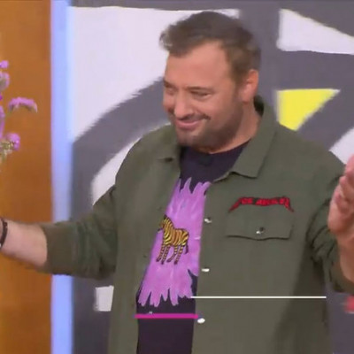 Επικό! Ο Φερεντίνος «έκλεψε» ανθοδέσμη από το πλατό της Καινούργιου για να το δώσει στη Γερμανού