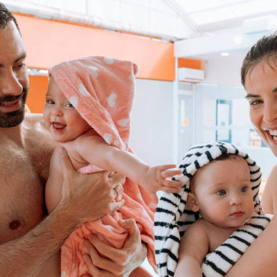 Χριστίνα Μπόμπα: Διαβάζει στις δίδυμες καθώς ταξιδεύουν πρώτη φορά με πλοίο