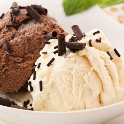 Δύο συνταγές για παγωτό σοκολάτα - βανίλια χωρίς ζάχαρη και γάλα