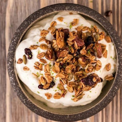 Άκης Πετρετζίκης: Μους γιαουρτιού