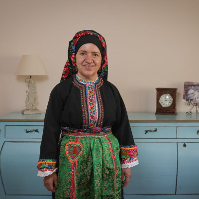 Πώς είναι να φοράς την παραδοσιακή φορεσιά της Ολύμπου Καρπάθου στο κέντρο της πόλης;