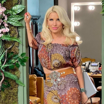 Ελένη Μενεγάκη: Έτσι είναι πραγματικά το πρόσωπό της στα 53! 5 + 1 φώτο της χωρίς ίχνος μακιγιάζ