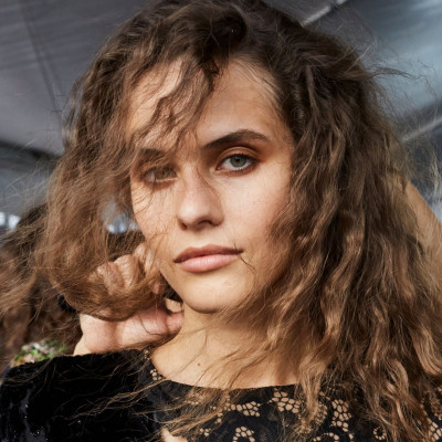 10 σαμπουάν ενάντια στο φριζάρισμα για τέλεια μαλλιά ακόμα και με βροχή & υγρασία