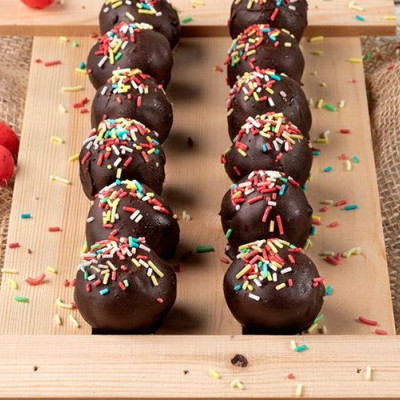 Άκης Πετρετζίκης: Τρουφάκια με τσουρέκι