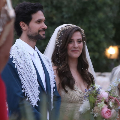 Γάμος Ορφέα Αυγουστίδη - Γεωργίας Κρασσά: Ο παραδοσιακός γαμπρός και η λαμπερή νύφη