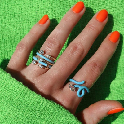 Neon nails: Το πιο funky μανικιούρ που μπορείς να κάνεις στις καλοκαιρινές διακοπές
