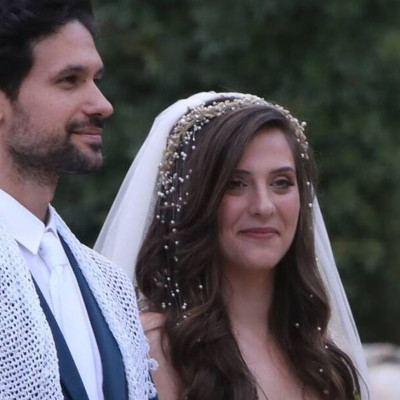 Γάμος Αυγουστίδη: Η Γεωργία Κρασσά φόρεσε το πιο εναλλακτικό νυφικό! Η λεπτομέρεια που λατρέψαμε