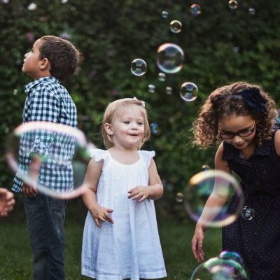 Ας παίξουμε έξω: Τα παιχνίδια που ενθαρρύνουν τα παιδιά να σηκωθούν από τον καναπέ