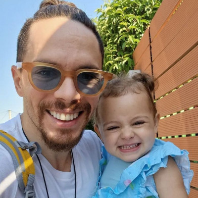 Λευτέρης Πετρούνιας: «Είμαι full time μπαμπάς και οι κόρες μου έχουν κληρονομήσει το πείσμα μου»