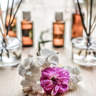 Ένα αιθέριο έλαιο αρκεί για να φτιάξεις το πιο φυσικό αρωματικό spray χώρου