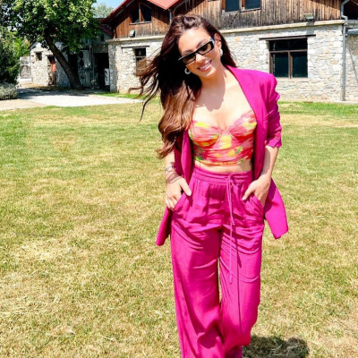 Η Ευρυδίκη Βαλαβάνη ποζάρει με μαγιό και βάζει στη θέση τους όσους την κατέκριναν για τα κιλά της