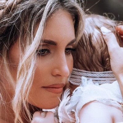 Αθηνά Οικονομάκου: Το τρικούβερτο γλέντι μετά τη βάφτιση και το ζεϊμπέκικο της ηθοποιού! (νέες φωτό)