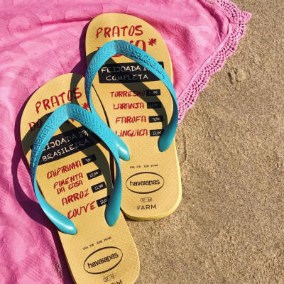 Beach queen! 7 ζευγάρια σαγιονάρες παραλίας που ταιριάζουν με όλα τα μαγιό σου