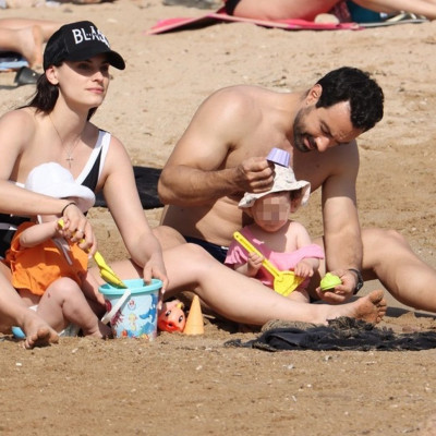 Τανιμανίδης - Μπόμπα: Οι πρώτες οικογενειακές βουτιές με τις δίδυμες κόρες τους - Μοναδικές φωτό