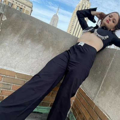 Η Joey King με total black look απογείωσε το σύνολο του ελληνικού brand Milkwhite