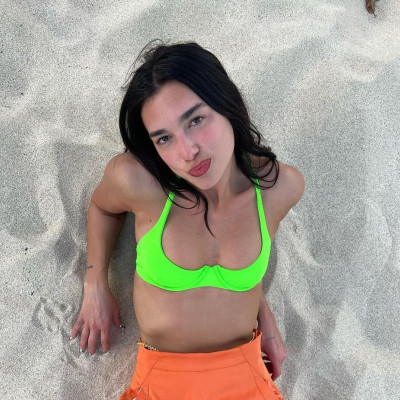 Beach look: 7 στυλ bikini που η Dua Lipa φορά ξανά και ξανά - Πάρε έμπνευση