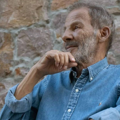 Σταύρος Ξαρχάκος: Διευθύνει ορχήστρα με παιδιά σε ταβέρνα της Σύρου – Το βίντεο που έγινε viral