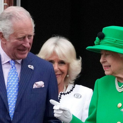 Το νέο σκάνδαλο του παλατιού με τον πρίγκιπα Κάρολο γίνεται και ο νέος πονοκέφαλος της Ελισάβετ