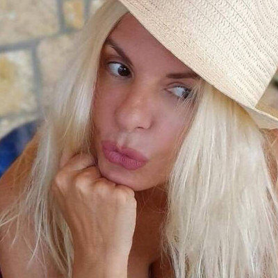 Αννίτα Πάνια: Δείτε την στα 52 της με μαγιό και άβαφη - Η παρουσιάστρια κάνει ηλιοθεραπεία