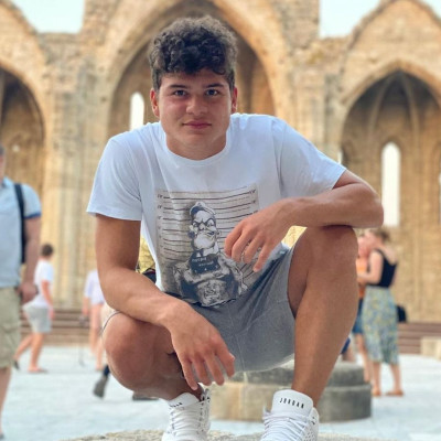 Ο Άρης Κρητικός τρολάρει τον εαυτό του και δείχνει πώς βγάζει μόνος του φωτογραφίες