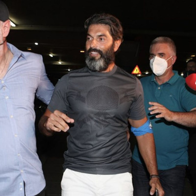 Survivor: Ο Σπύρος Μαρτίκας επέστρεψε στην Ελλάδα - Έκπληκτος με το κυνηγητό από τους ρεπόρτερ