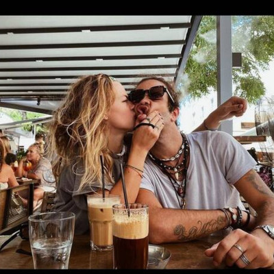 Άγγελος Λάτσιος – Γαία Μερκούρη: Ο έρωτας καλά κρατεί - Χέρι χέρι κάνουν τη βόλτα τους