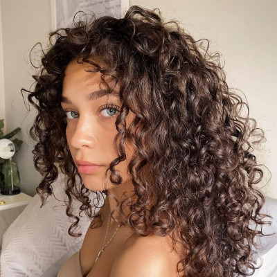 Κωδικός σγουρά μαλλιά: Πώς να τα χτενίσεις σωστά για να έχεις τέλειες μπούκλες