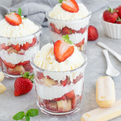 Καλοκαιρινό γλυκό με σαβαγιάρ, κρέμα και κόκκινα φρούτα