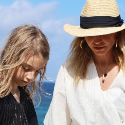 Ρούλα Ρέβη: Βόλτα με τα παιδιά της - Η τσάντα της κόρης της θα σας εντυπωσιάσει