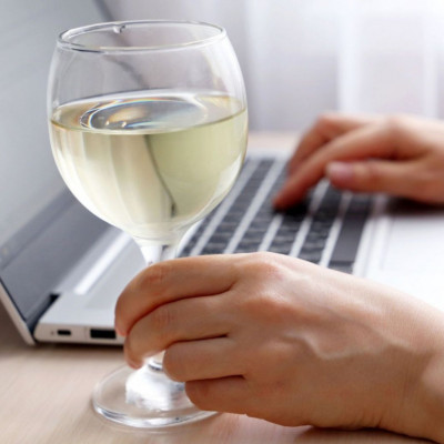 Ώρες δουλειάς: Ο αριθμός που αυξάνει τον κίνδυνο υπερκατανάλωσης αλκοόλ