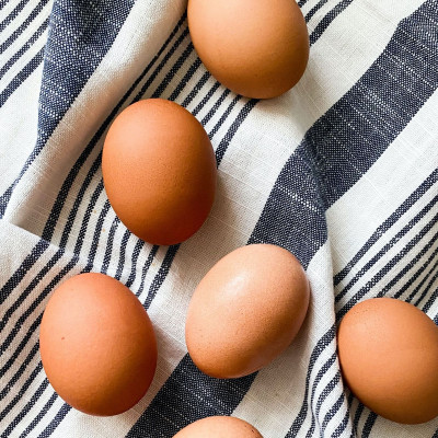Το κόλπο για να ξεφλουδίσεις ένα αυγό μέσα σε ένα ποτήρι νερό
