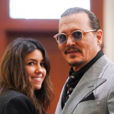 O Johnny Depp και η δικηγόρος του Camille Vasquez είναι αχώριστοι και στα γενέθλιά της
