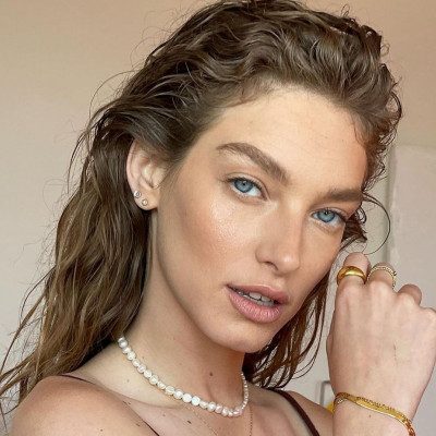 Wet look: Πώς θα κάνεις μόνη σου το απόλυτο χτένισμα του καλοκαιριού