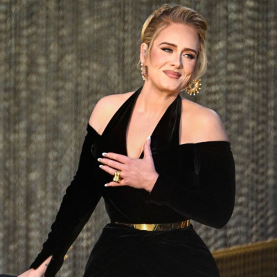 Η Adele επέστρεψε στη σκηνή του Λονδίνου με δύο ολόμαυρες εμφανίσεις σε glamorous στυλ